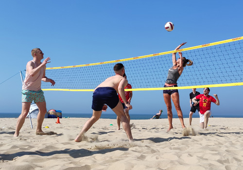 Activiteit aan strand of in badstad